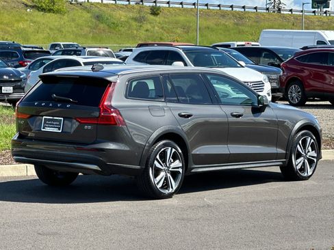Used 2025 Volvo V60 B5 Cross Country Plus AWD/4WD image 3
