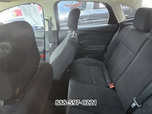 Used 2018 Ford Focus SE FWD image 4