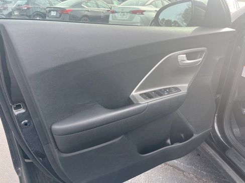 Used 2022 Kia Niro LX image 12