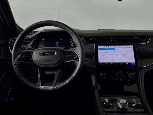 Used 2023 Jeep Grand Cherokee Overland w/ Luxury Tech Group IV AWD/4WD image 12