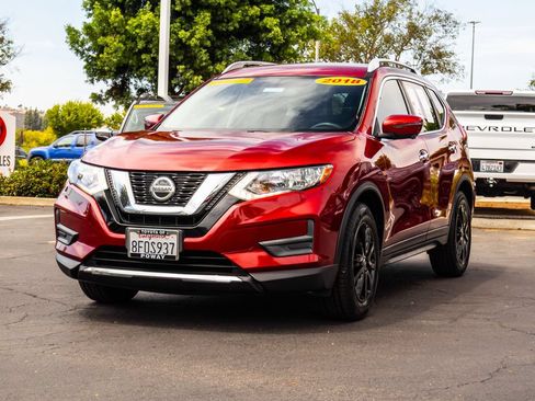 Used 2018 Nissan Rogue SV w/ Premium Package FWD image 3