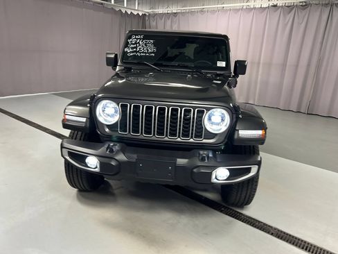 Used 2025 Jeep Wrangler Unlimited Sahara w/ Safety Group AWD/4WD image 2