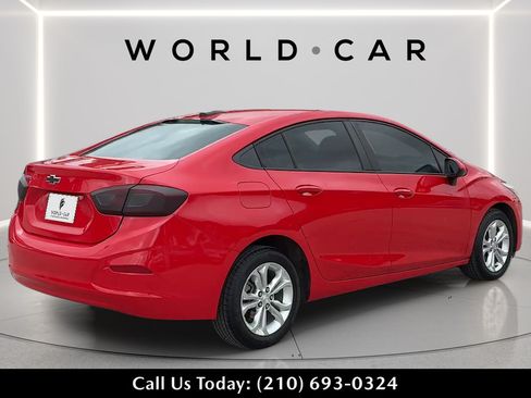 Used 2019 Chevrolet Cruze LS w/ LS Convenience Package FWD image 3