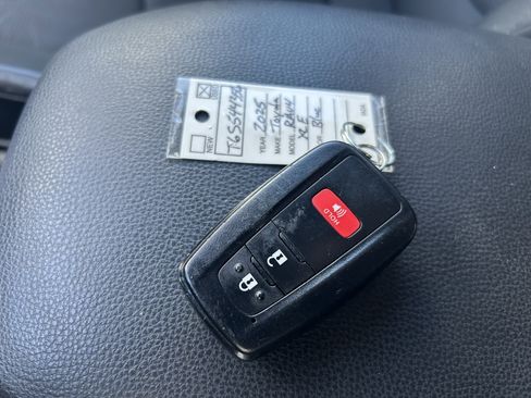 Used 2025 Toyota RAV4 XLE AWD/4WD image 34