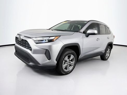 Used 2022 Toyota RAV4 XLE w/ Convenience Package FWD image 3