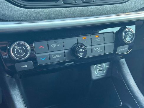Used 2023 Jeep Compass Latitude AWD/4WD image 33