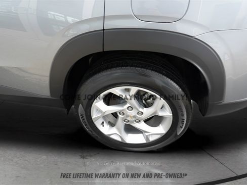 Used 2025 Chevrolet Trax LS w/ LS Convenience Package image 9