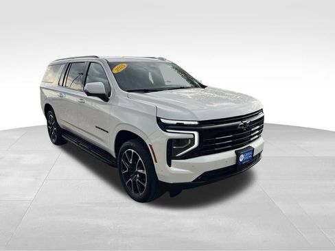 Used 2025 Chevrolet Suburban RST w/ Comfort Package AWD/4WD image 9