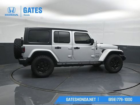 Used 2022 Jeep Wrangler Unlimited Sahara AWD/4WD image 3
