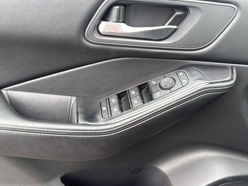 Used 2025 Nissan Rogue SV image 9