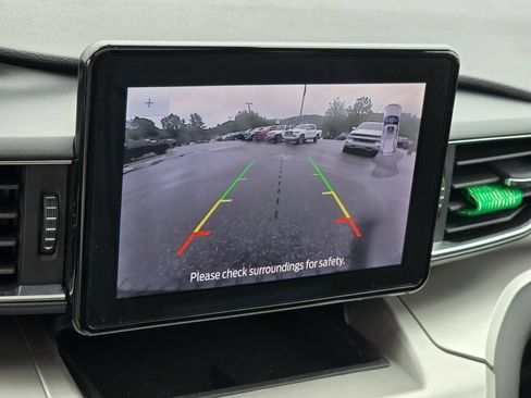 Used 2021 Ford Explorer XLT w/ Equipment Group 202A AWD/4WD image 10