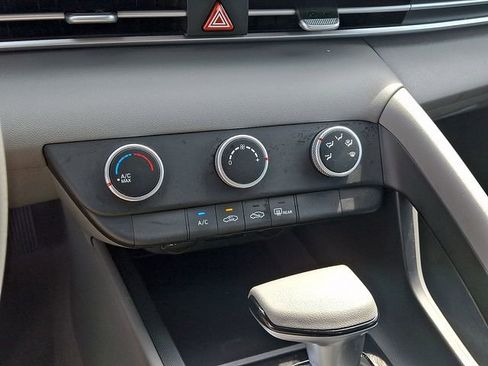 Used 2025 Hyundai Elantra SE image 15