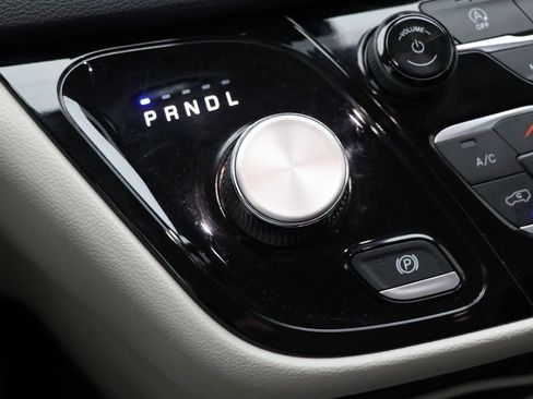 Used 2023 Chrysler Voyager LX image 23