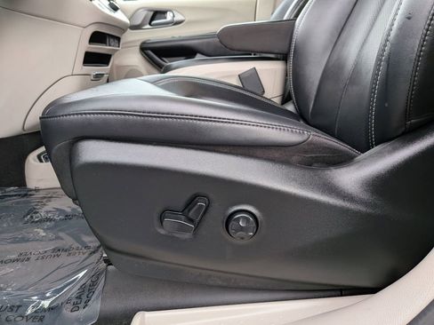 Used 2024 Chrysler Pacifica Touring-L image 16