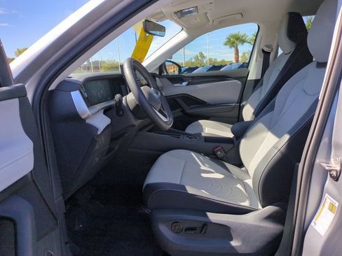 Used 2025 Volkswagen Tiguan SE AWD/4WD image 16