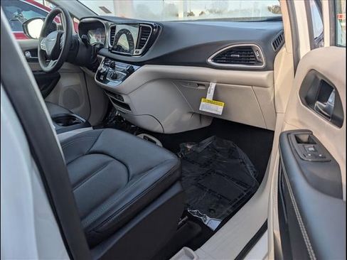 Used 2024 Chrysler Pacifica Touring-L image 23