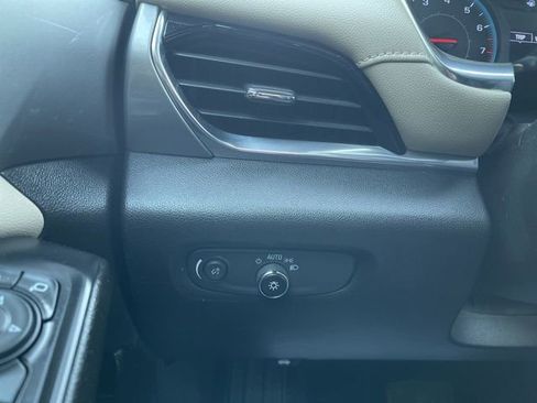 Used 2022 Chevrolet Traverse LS image 18