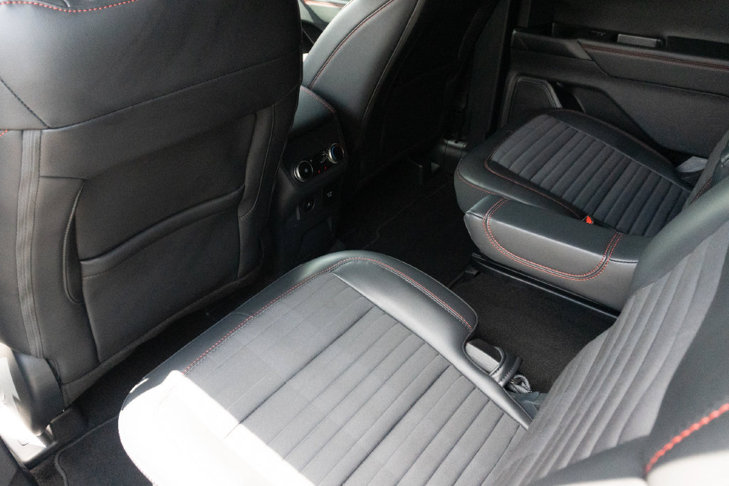 Used 2025 Ford Explorer ST-Line w/ Premium Package RWD image 22