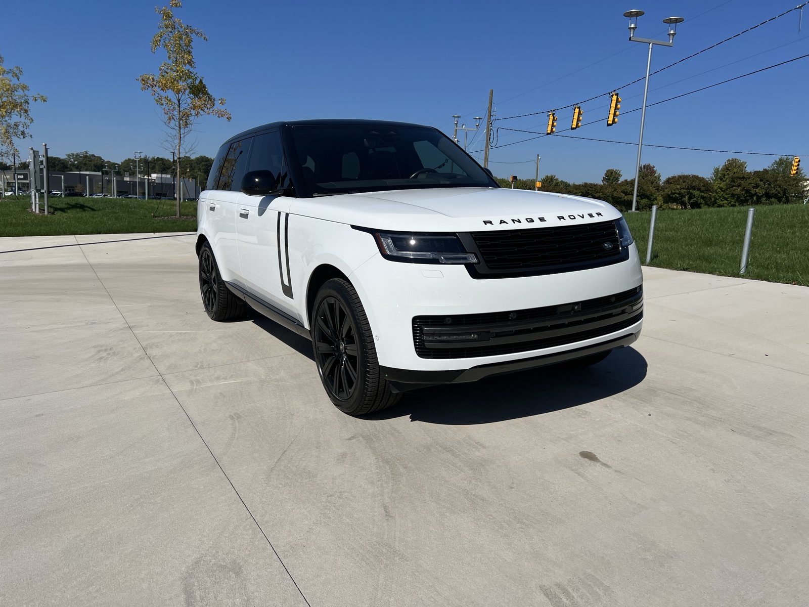 Used 2025 Land Rover Range Rover SE AWD/4WD image 1