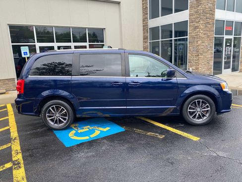 Used 2017 Dodge Grand Caravan SXT w/ Rear Park Assist Package FWD image 15