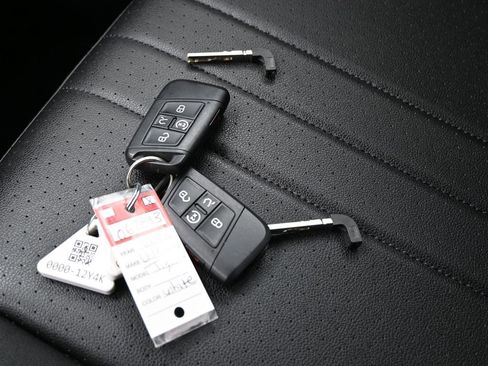 Used 2023 Volkswagen Tiguan SE image 31