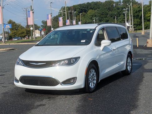 Used 2020 Chrysler Pacifica Touring FWD image 4