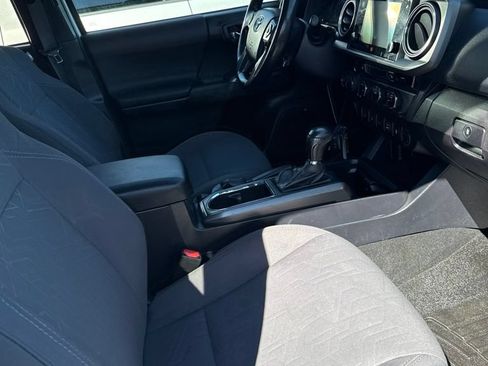Used 2017 Toyota Tacoma TRD Sport AWD/4WD image 7