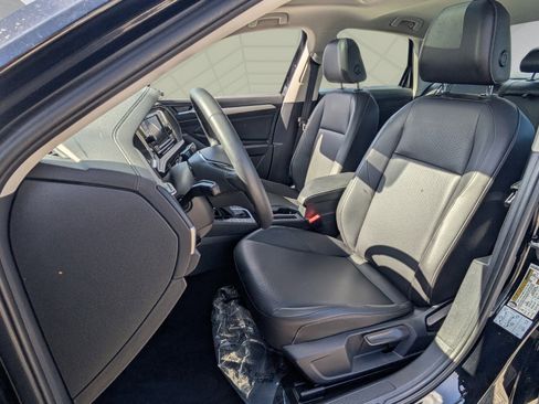 Used 2020 Volkswagen Jetta SE w/ SE Cold Weather Package image 3