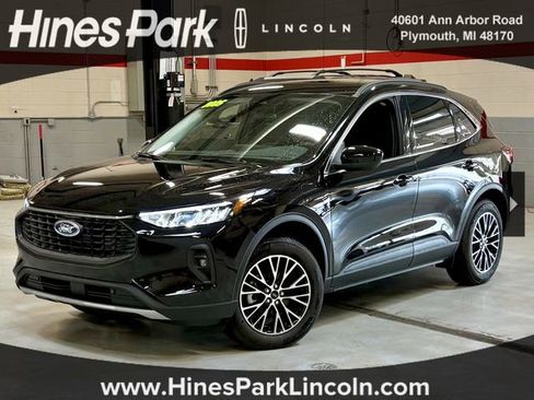 Used 2025 Ford Escape SE image 1