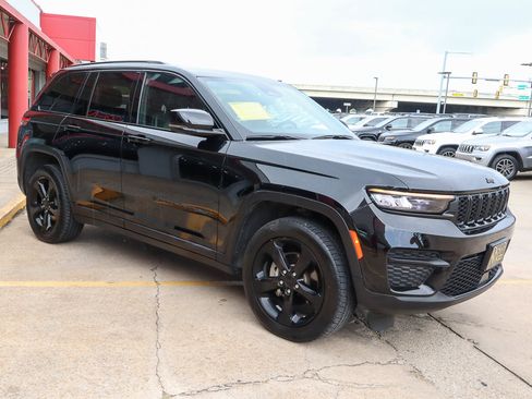 Used 2023 Jeep Grand Cherokee Altitude image 4