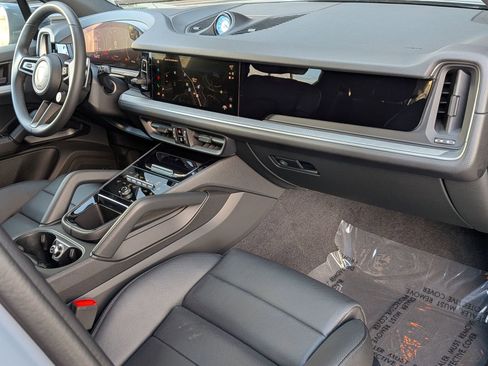 Certified 2026 Porsche Cayenne AWD/4WD image 27