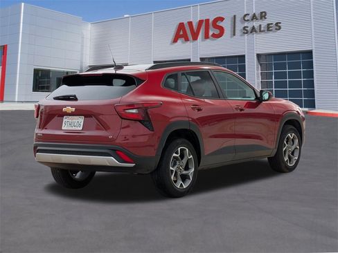 Used 2025 Chevrolet Trax LT w/ LT Convenience Package image 6