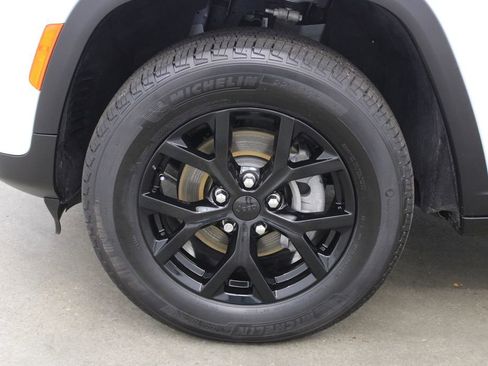 Used 2025 Jeep Grand Cherokee Altitude AWD/4WD image 27