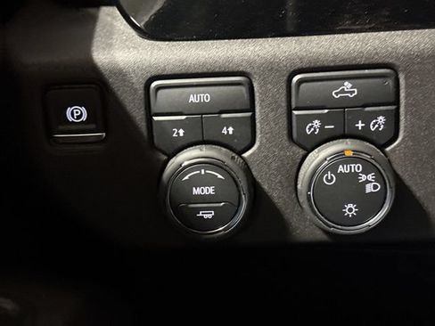 Used 2025 Chevrolet Silverado 1500 LT AWD/4WD image 19