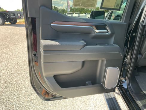 Used 2025 GMC Sierra 1500 Denali AWD/4WD image 19