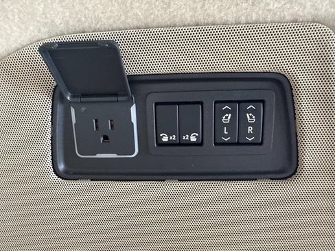 Certified 2023 Cadillac Escalade Premium Luxury AWD/4WD image 59