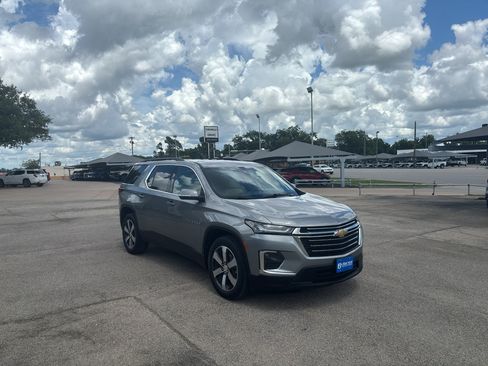 Used 2023 Chevrolet Traverse LT w/ LT Premium Package FWD image 3