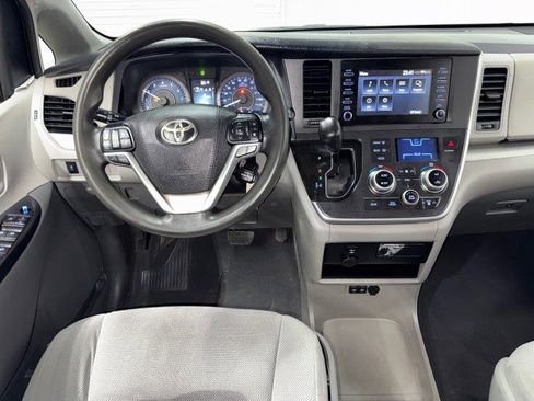 Used 2020 Toyota Sienna L image 16