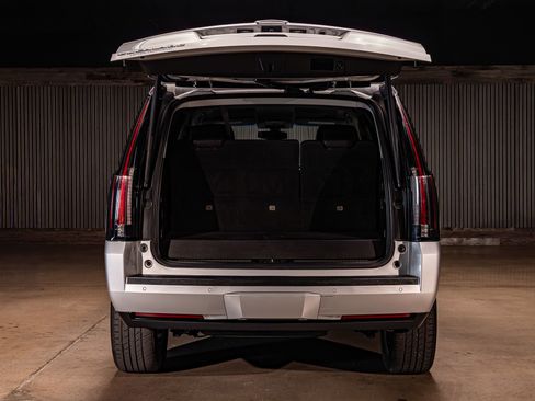 Used 2020 Cadillac Escalade 2WD image 8