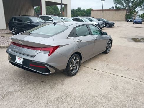 Used 2025 Hyundai Elantra SEL FWD image 7