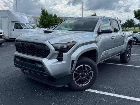 Used 2025 Toyota Tacoma TRD Sport AWD/4WD image 2