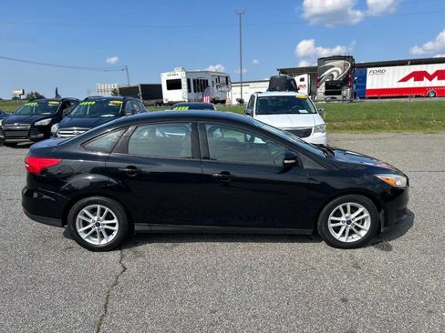Used 2017 Ford Focus SE image 4