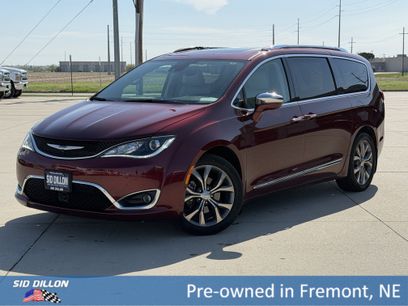 Used 2019 Chrysler Pacifica Limited w/ Tire & Wheel Group