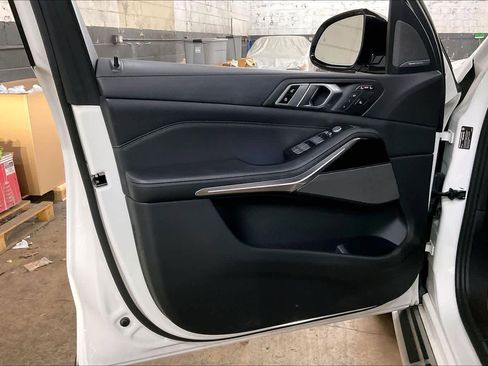 Used 2023 BMW X7 xDrive40i w/ M Sport Package image 25