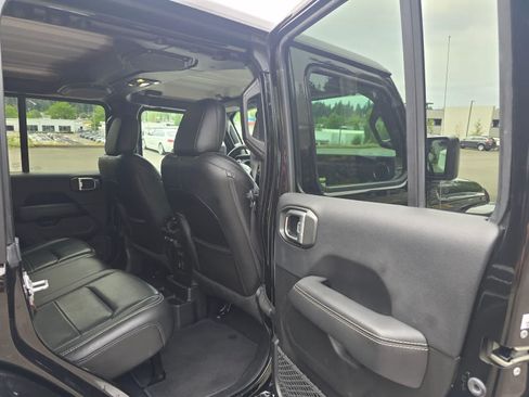 Used 2019 Jeep Wrangler Unlimited Sahara AWD/4WD image 13