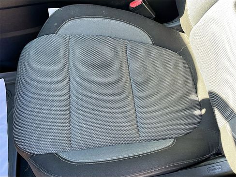 Used 2021 Chevrolet Traverse LT image 17