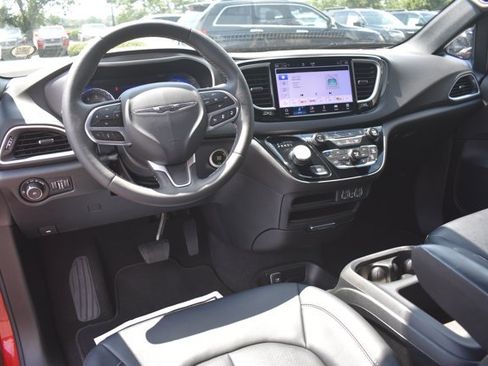 Used 2025 Chrysler Pacifica Select FWD image 19
