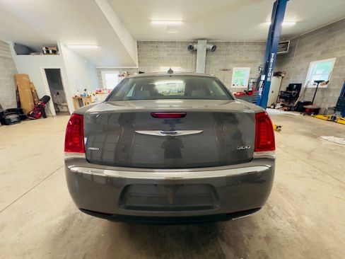 Used 2018 Chrysler 300 Touring L AWD/4WD image 5