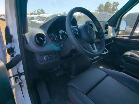 Used 2024 Mercedes-Benz Sprinter 2500 image 2
