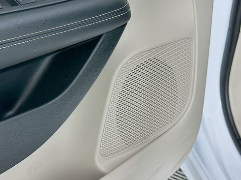 Certified 2024 Chrysler Pacifica Touring-L image 28